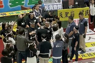 赛前，梅西和吉田麻也作为双方球队队长合影